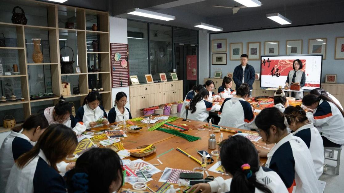 为非遗“添彩”，为青春“赋能”：江苏建院的文化育人新实践